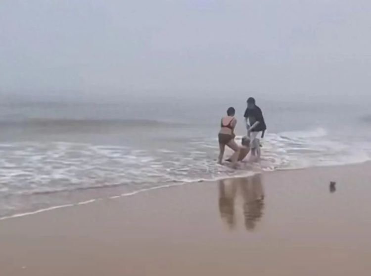 乘风破浪,54岁青岛阿姨背回溺水大叔 乘风破浪,54岁青岛阿姨背回溺水大叔