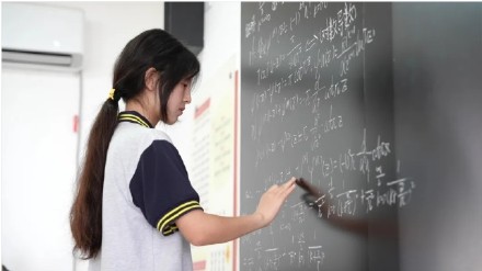 村民称姜萍从小学四年级显现数学天赋