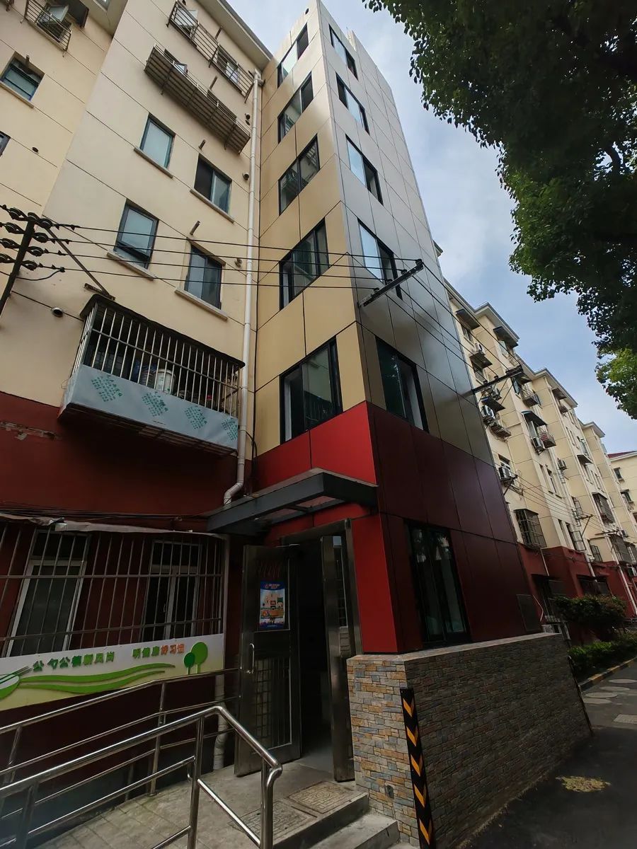 网友吵翻！上海有居民反对加装电梯，建成几年后却后悔了，邻居气炸：别想用