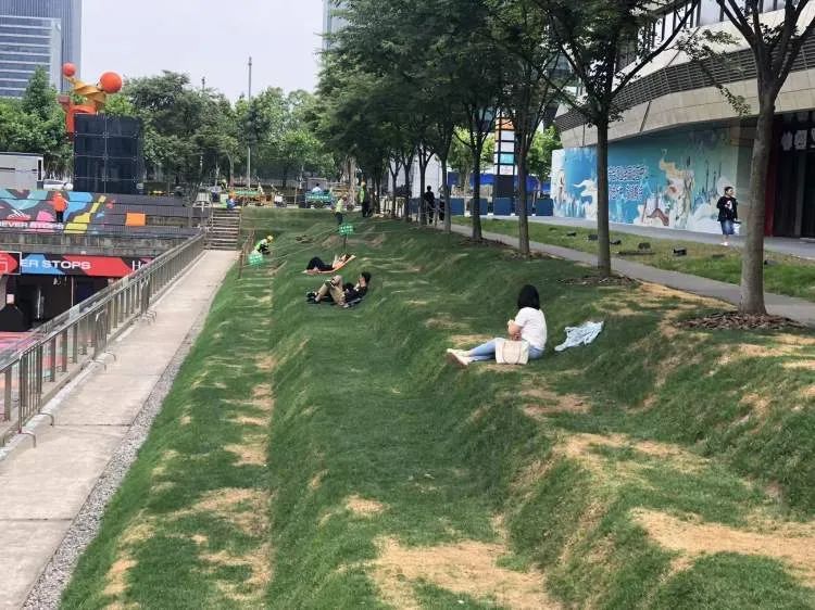 上海网红阶梯被躺“秃”了？最新通知：勿入内！努力“增发”中...