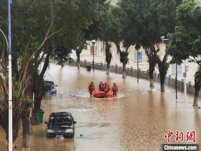 粤北乐昌部分房屋被淹 城区紧急转移民众逾百人