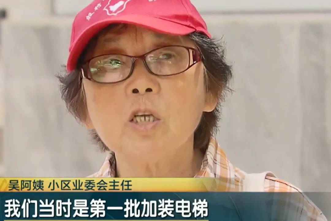 网友吵翻！上海有居民反对加装电梯，建成几年后却后悔了，邻居气炸：别想用