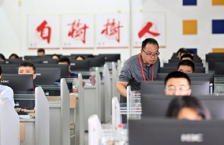 探访高考评卷现场，考生感叹：高考语文作文不是只看开头结尾和字迹