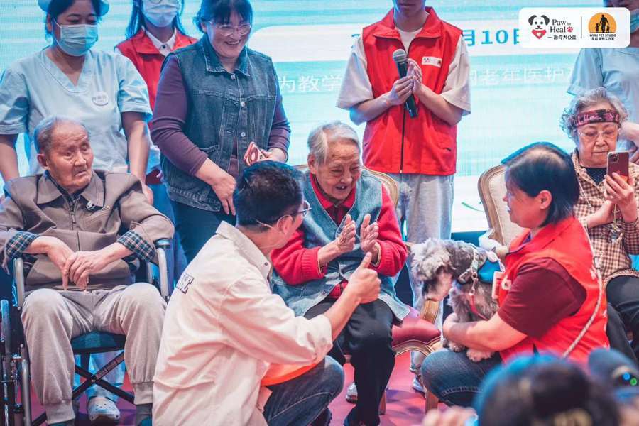 当一群志愿者，把心爱的宠物狗训练成“治疗犬”