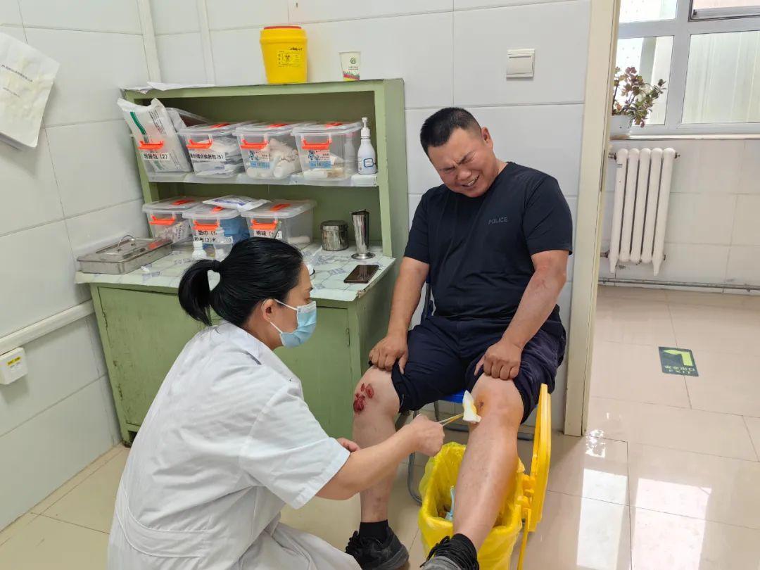 太拼了！辅警被拖行十几米后，把犯罪嫌疑人抓住了！