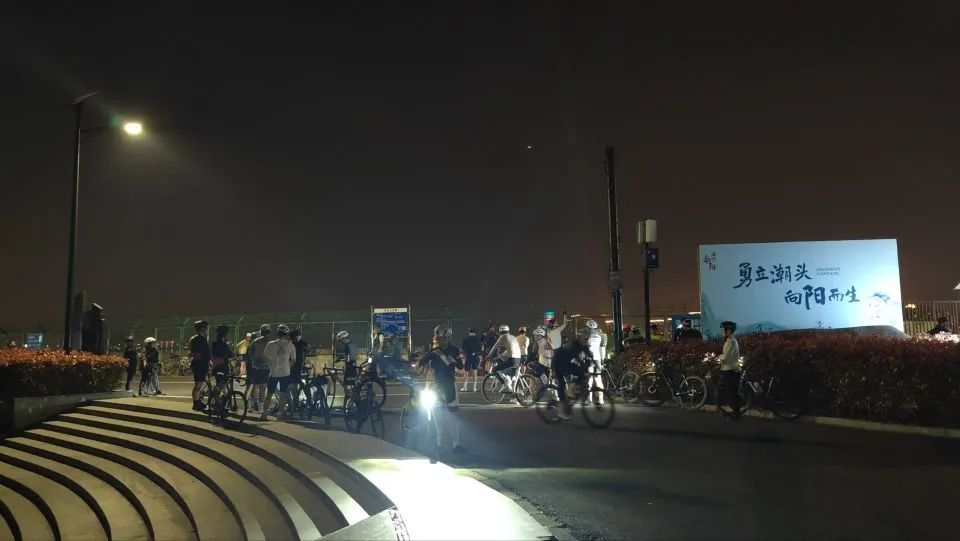 一到晚上，杭州此地天天开“交流会”？网友：去年都没啥人