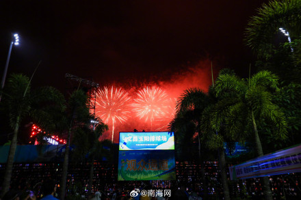 海南村va的烟花秀点燃夜空