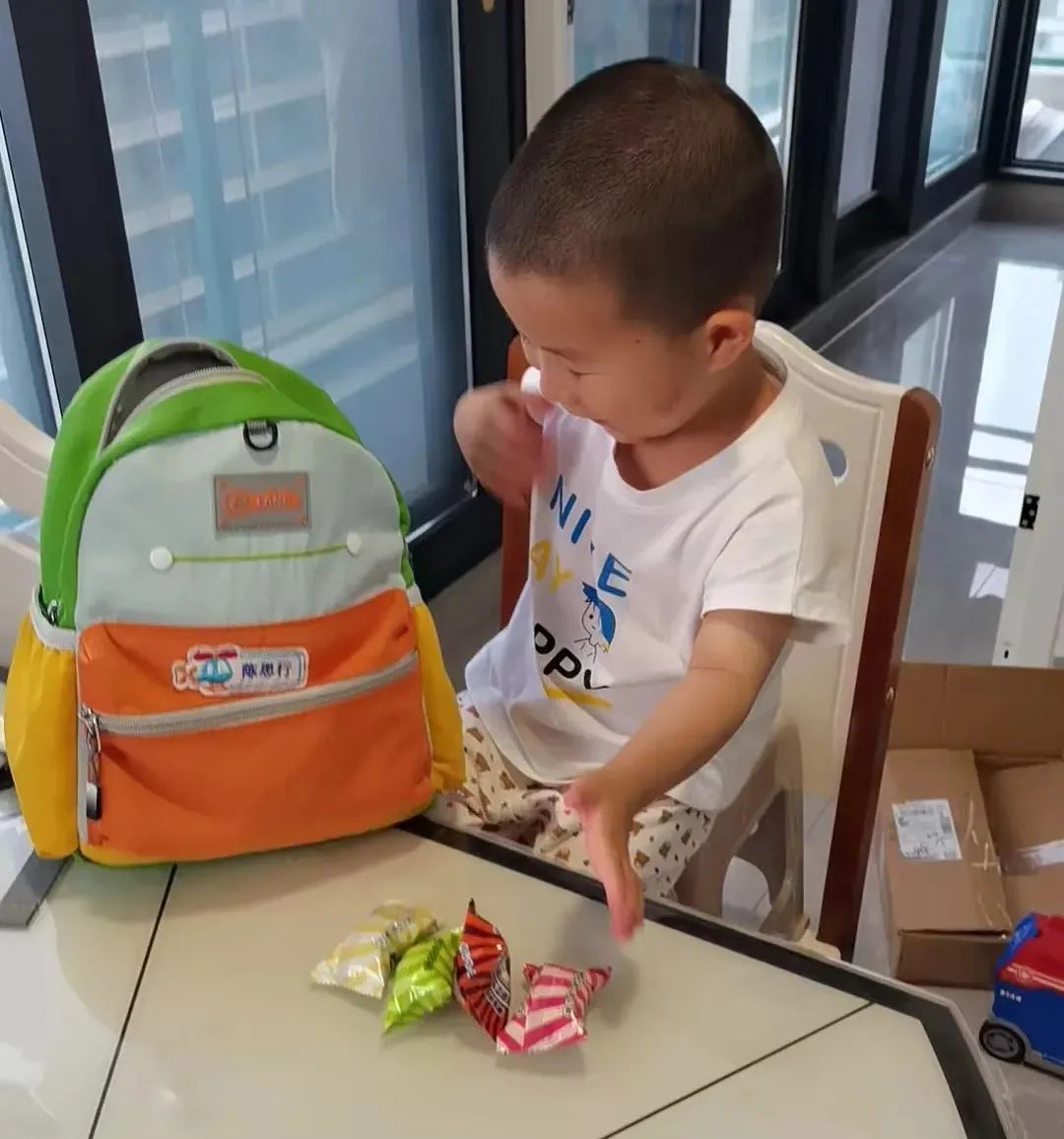 车窗摇下来，意想不到的一幕发生了