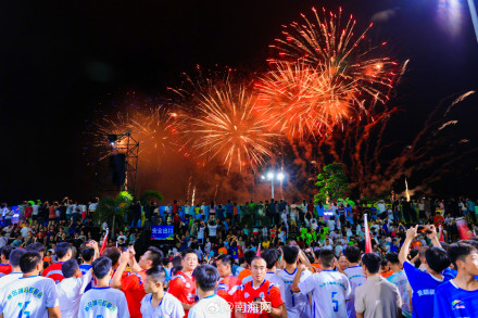 海南村va的烟花秀点燃夜空