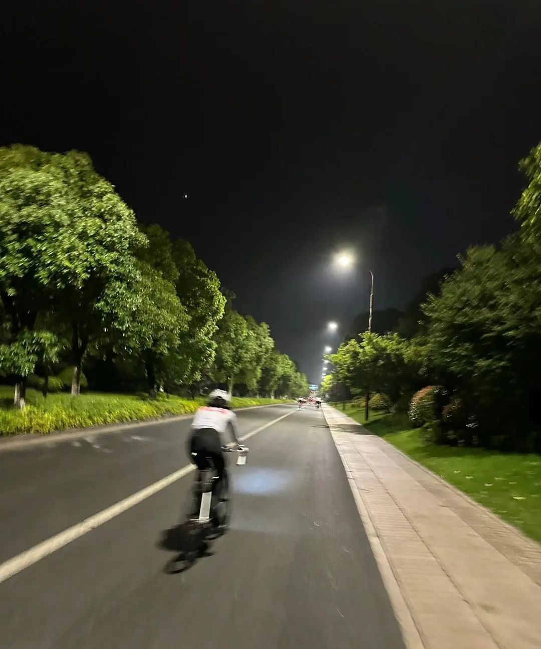 一到晚上，杭州此地天天开“交流会”？网友：去年都没啥人