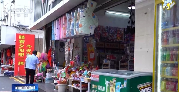 小学生沉迷玩“烟卡”，背后隐忧如何应对？