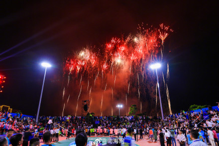 海南村va的烟花秀点燃夜空