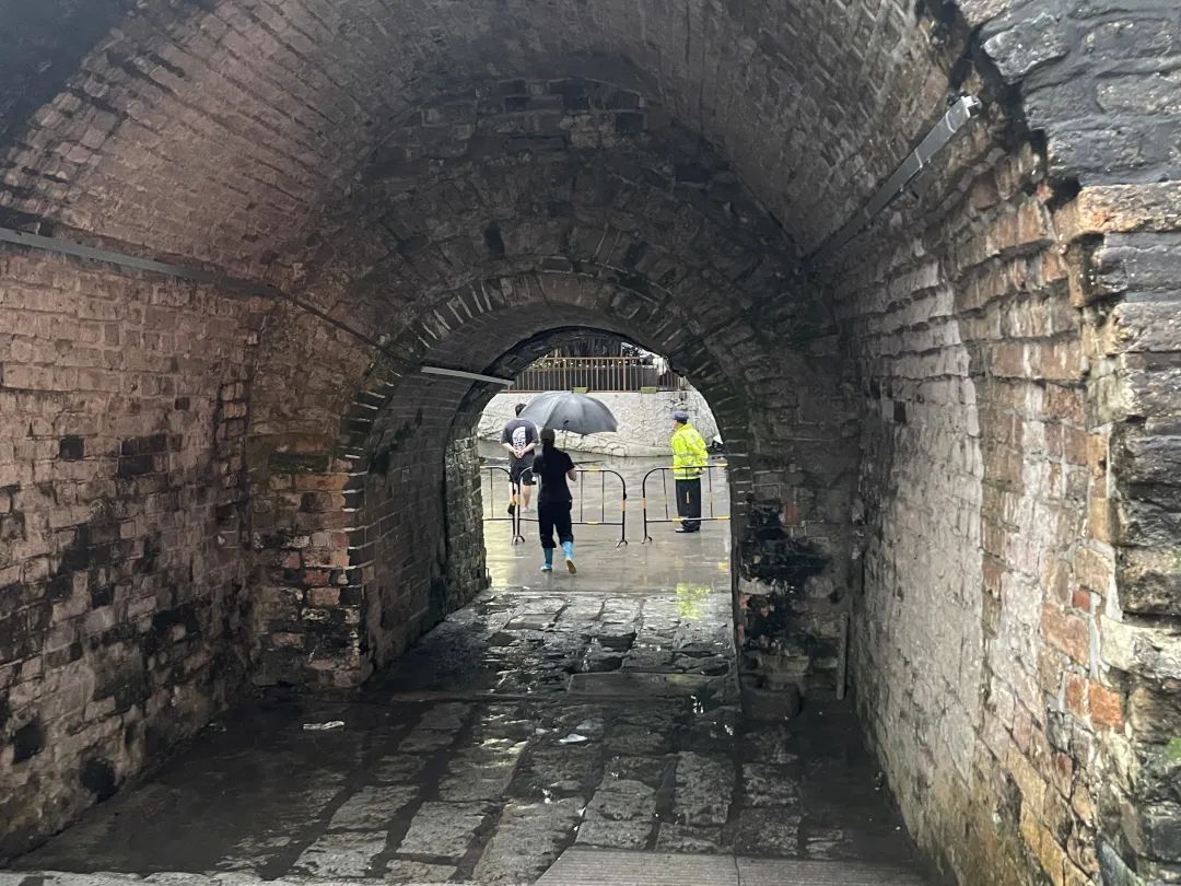 一天下了4个水库水量！深圳一景点城墙发生坍塌！官方回应