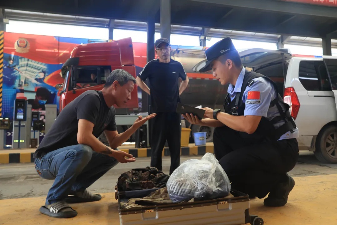 车窗摇下来，意想不到的一幕发生了