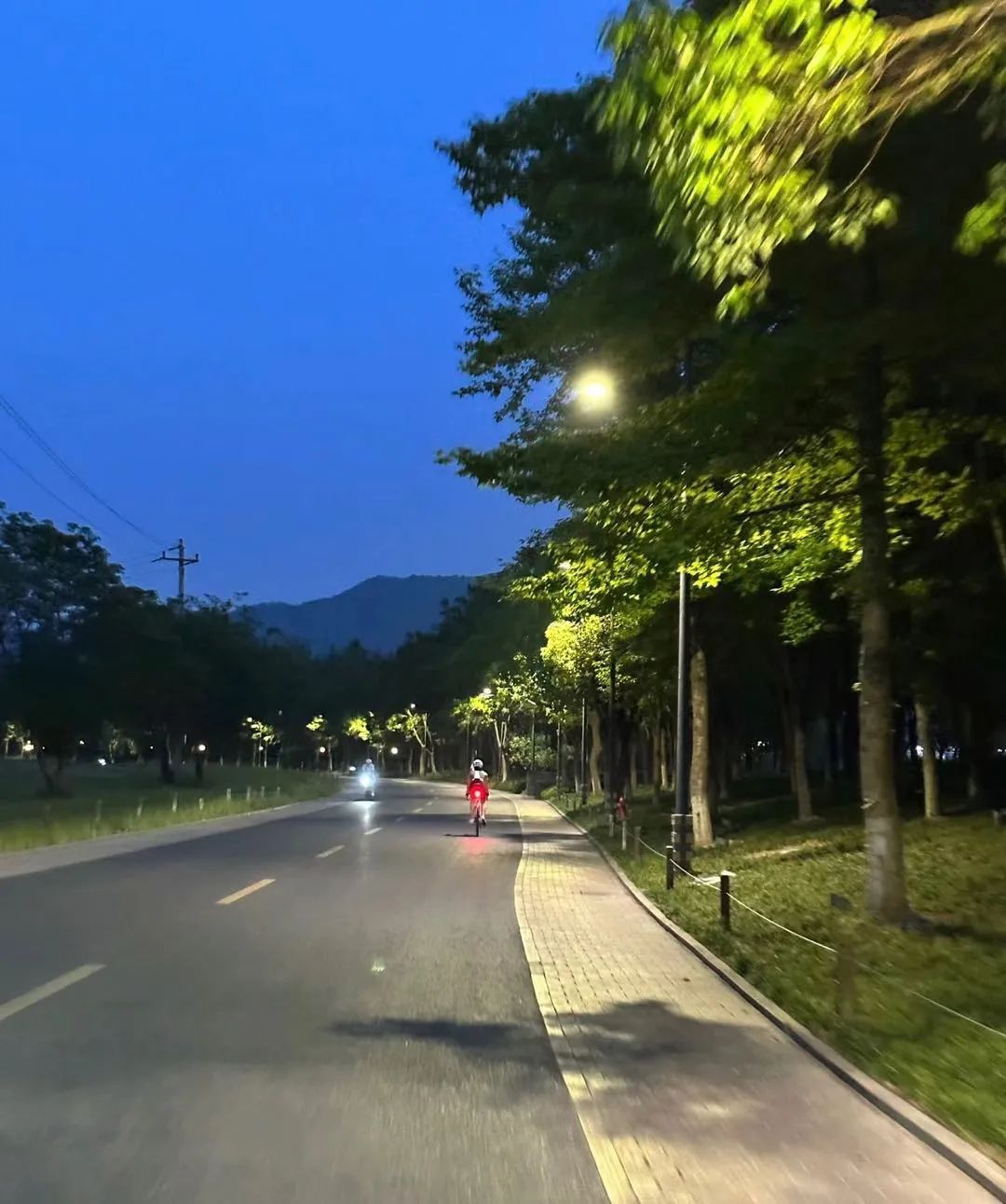 一到晚上，杭州此地天天开“交流会”？网友：去年都没啥人