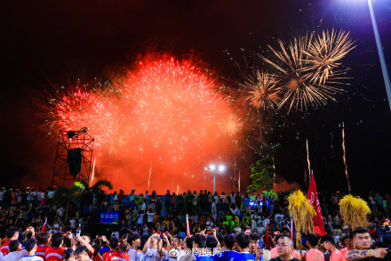 海南村va的烟花秀点燃夜空