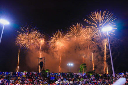 海南村va的烟花秀点燃夜空