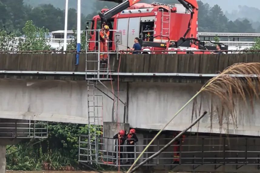 暴雨致河水突涨,男子被困桥墩上!激流中紧急营救…… 暴雨致河水突涨,男子被困桥墩上!激流中紧急营救……