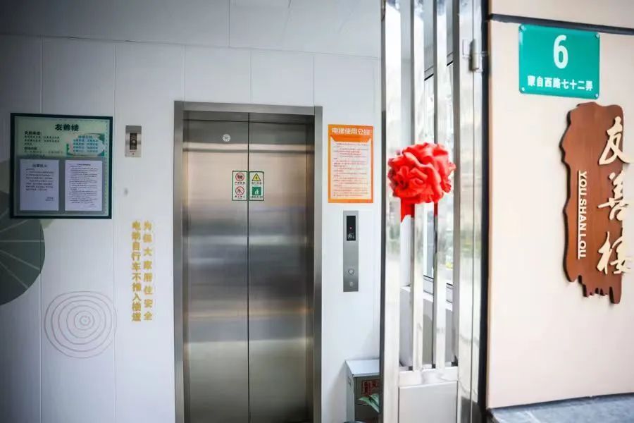 网友吵翻！上海有居民反对加装电梯，建成几年后却后悔了，邻居气炸：别想用