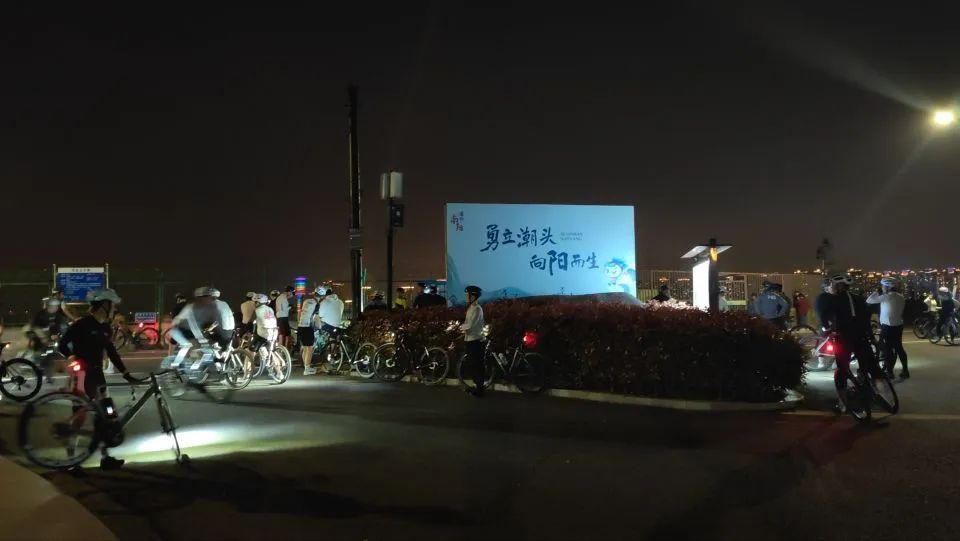 一到晚上，杭州此地天天开“交流会”？网友：去年都没啥人