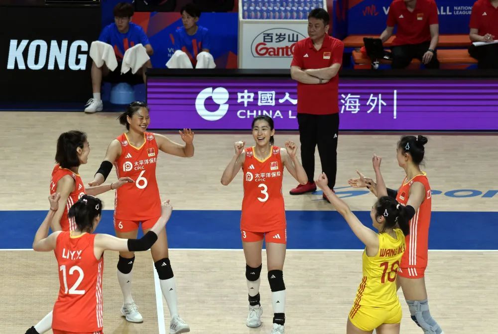 中国女排3比2逆转土耳其！网友：太激动！看哭了…