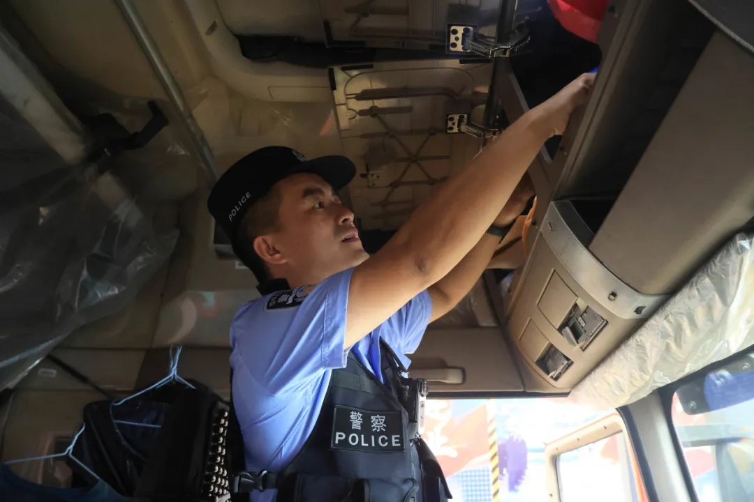 车窗摇下来，意想不到的一幕发生了