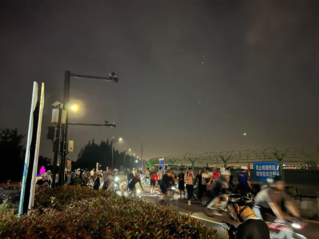 一到晚上，杭州此地天天开“交流会”？网友：去年都没啥人