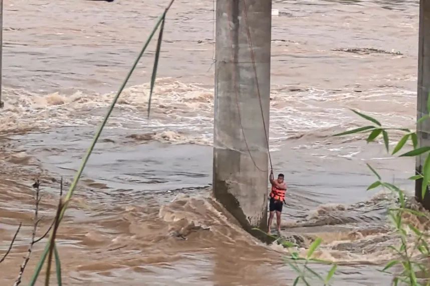 暴雨致河水突涨,男子被困桥墩上!激流中紧急营救…… 暴雨致河水突涨,男子被困桥墩上!激流中紧急营救……