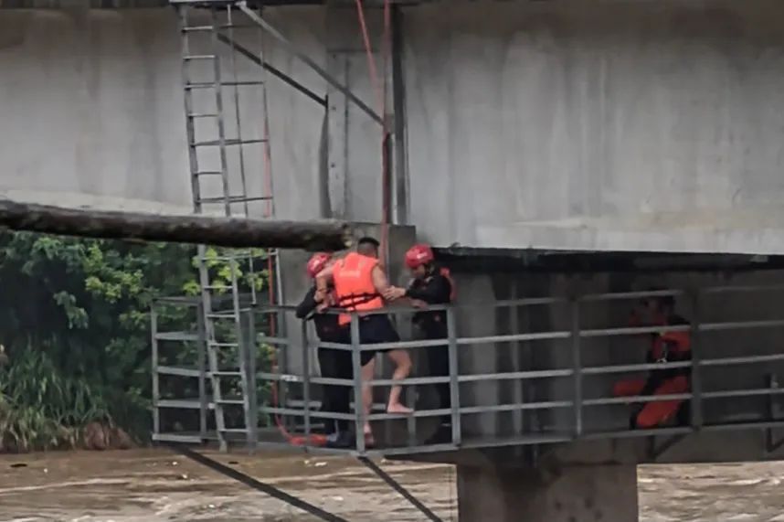 暴雨致河水突涨,男子被困桥墩上!激流中紧急营救…… 暴雨致河水突涨,男子被困桥墩上!激流中紧急营救……