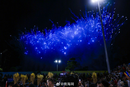 海南村va的烟花秀点燃夜空