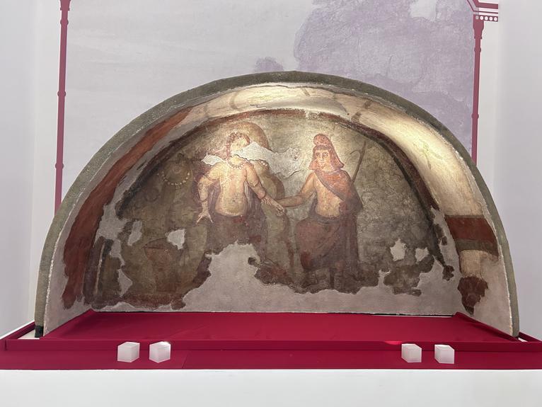 首次展出!国宝级文物曲裾素纱单衣真品亮相新展 首次展出!国宝级文物曲裾素纱单衣真品亮相新展