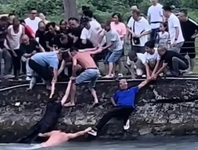 湍急河流中砸车救人！英雄找到了，还获赠“平凡之善卡”！