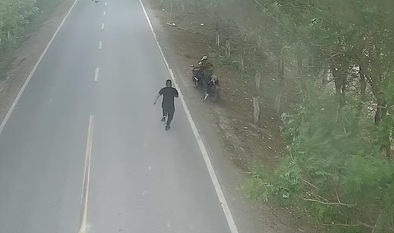 太拼了！辅警被拖行十几米后，把犯罪嫌疑人抓住了！