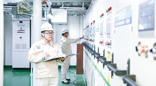 走近大国重器 | 探访我国最大江海直达纯电动力集装箱船