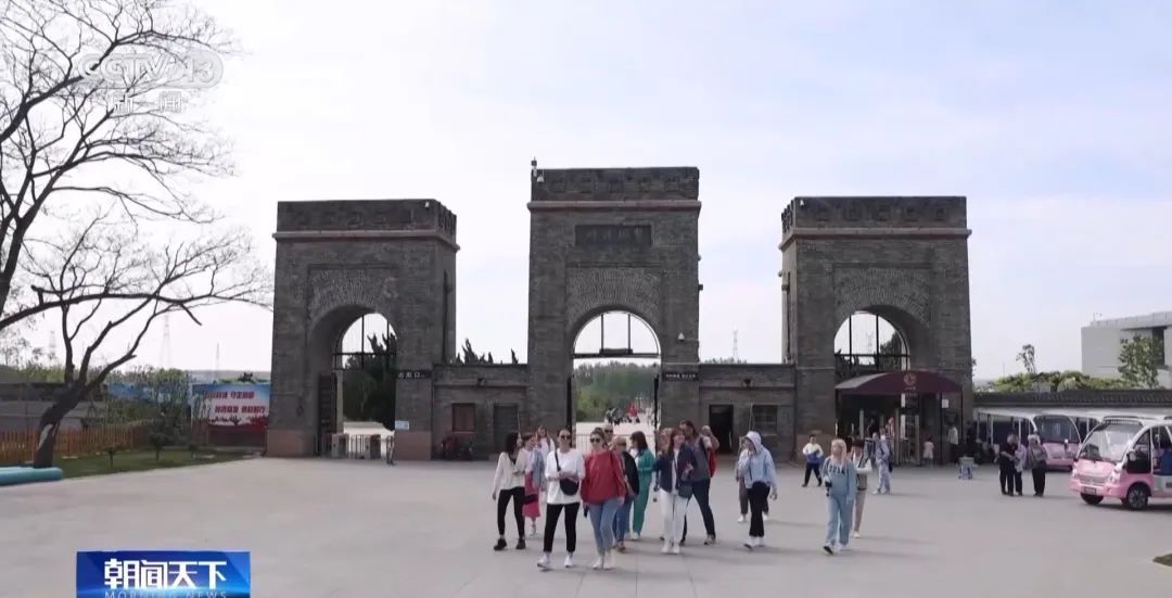 景区“长”满外国人！中国“City Walk”走起