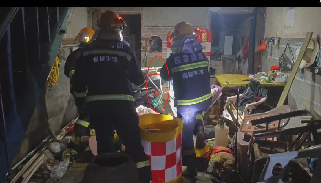 女子网购黑蛇,拆快递后瞬间崩溃拨打119…… 女子网购黑蛇,拆快递后瞬间崩溃拨打119……