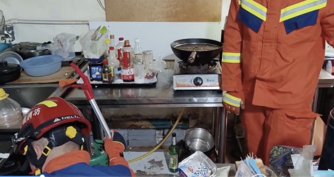 女子网购黑蛇,拆快递后瞬间崩溃拨打119…… 女子网购黑蛇,拆快递后瞬间崩溃拨打119……