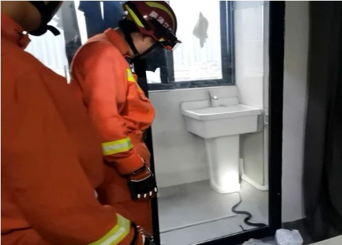 女子网购黑蛇,拆快递后瞬间崩溃拨打119…… 女子网购黑蛇,拆快递后瞬间崩溃拨打119……