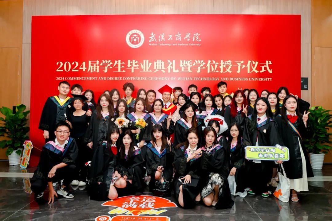 武汉高校校长公布手机号，回复学生3万条短信！