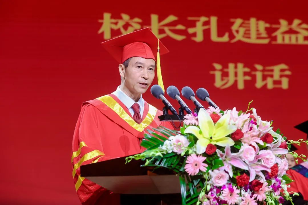 武汉高校校长公布手机号，回复学生3万条短信！