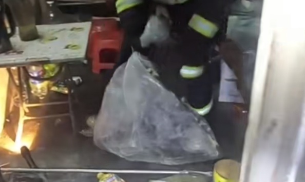 女子网购黑蛇,拆快递后瞬间崩溃拨打119…… 女子网购黑蛇,拆快递后瞬间崩溃拨打119……