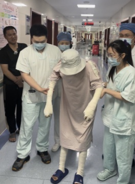 很多人记挂！今天，她出院了