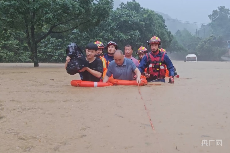 一水库大坝漫顶！暴雨、洪水预警！专家解读南方暴雨成因→
