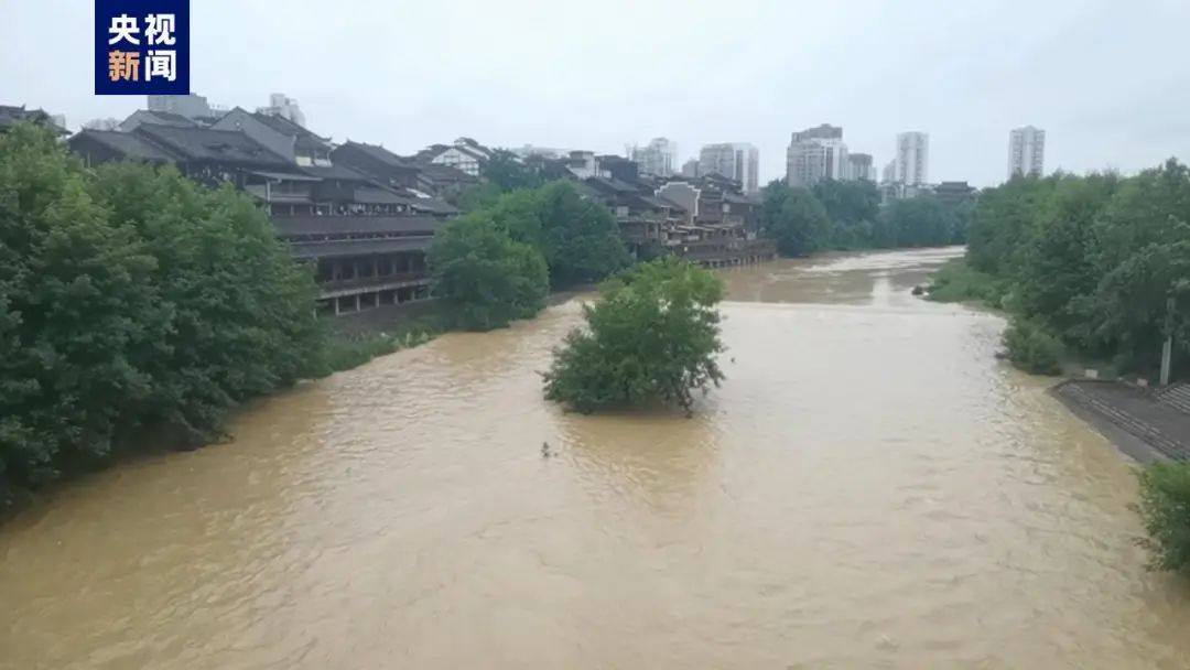 一水库大坝漫顶！暴雨、洪水预警！专家解读南方暴雨成因→