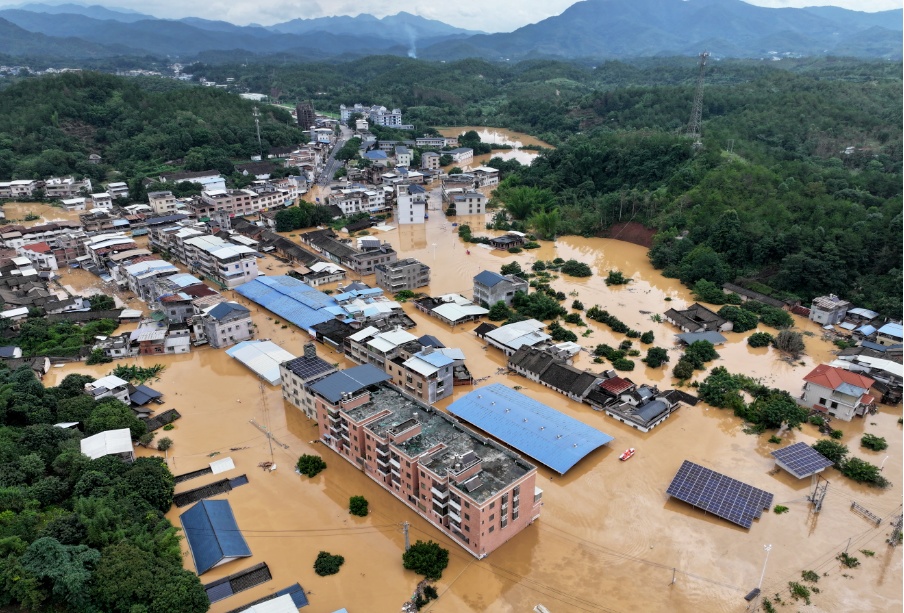 广东梅州洪水逐渐退去 仍有部分村庄被淹