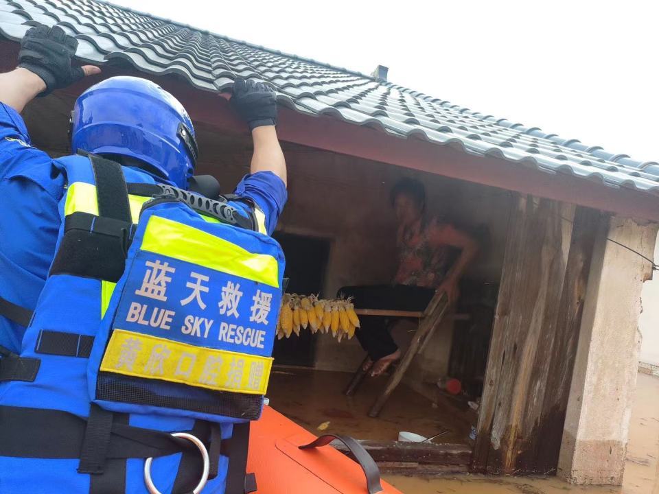 多股救援力量驰援暴雨后的梅州,广东省蓝天救援队:参与搜寻转移受灾群众 多股救援力量驰援暴雨后的梅州,广东省蓝天救援队:参与搜寻转移受灾群众