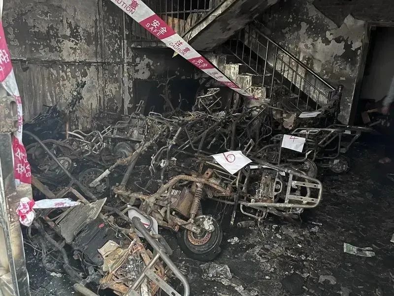 不听劝！一小区住宅发生火灾，4人被困！又是因为它→