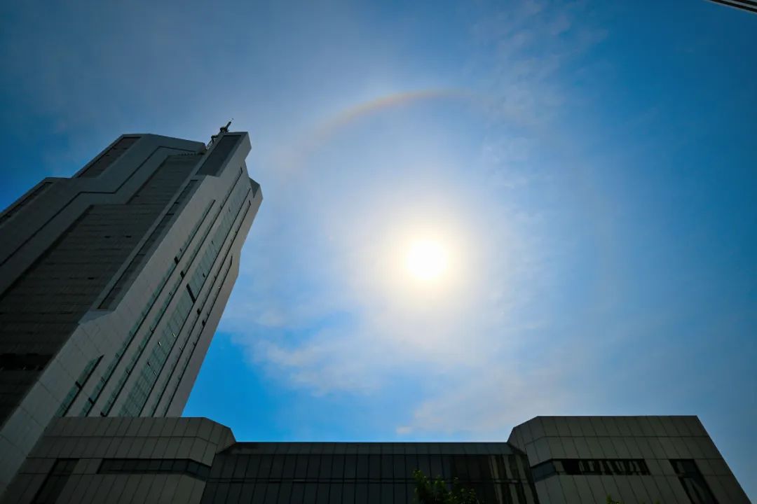 快看！天津惊现“日晕”！