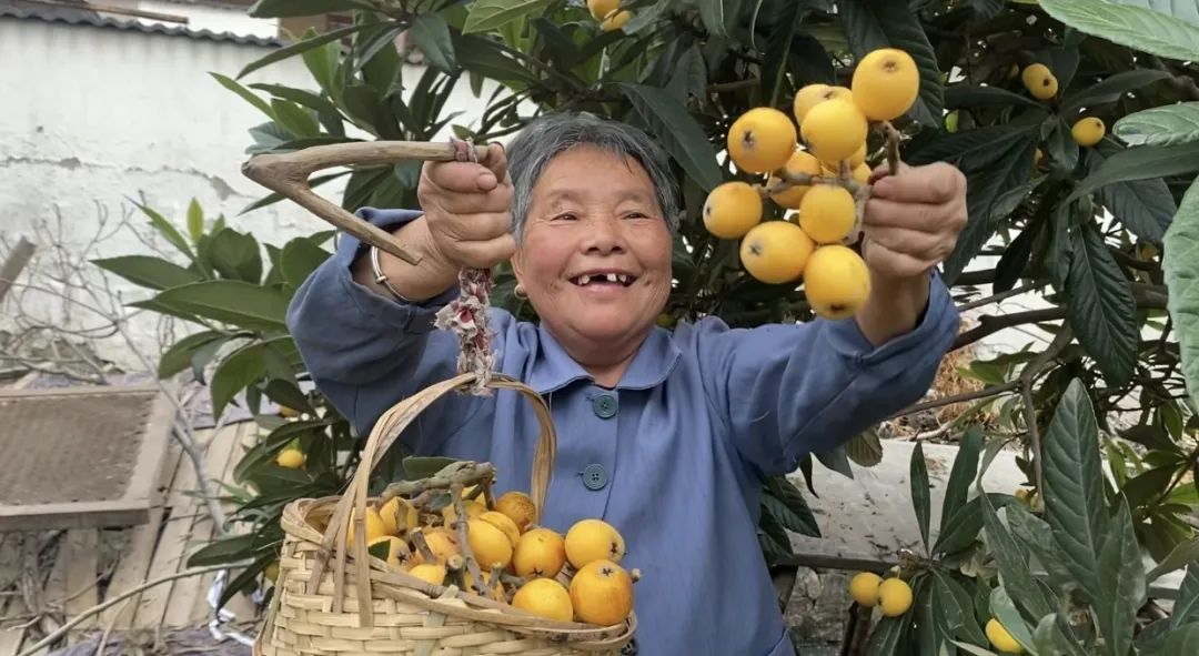 突然爆火!杭州失传50多年的名小吃,被99年的姑娘带火了... 突然爆火!杭州失传50多年的名小吃,被99年的姑娘带火了...