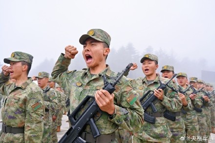荣耀时刻！西藏新兵授枪仪式写满热血